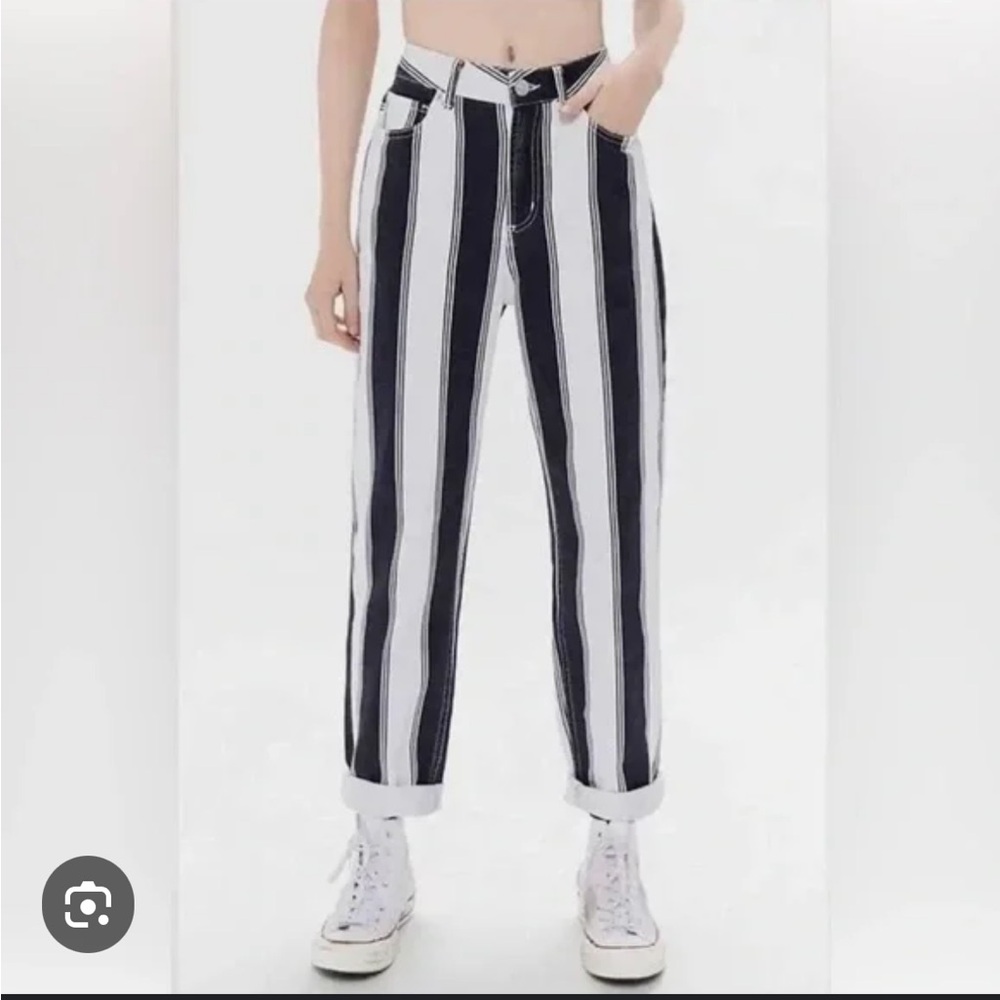 BDG Black and white striped Mom Jean size 25, very good condition